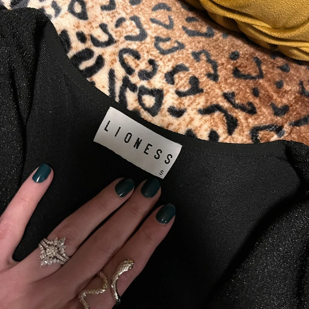 Black long sleeve dress with low neckline - Picture 3 of 5